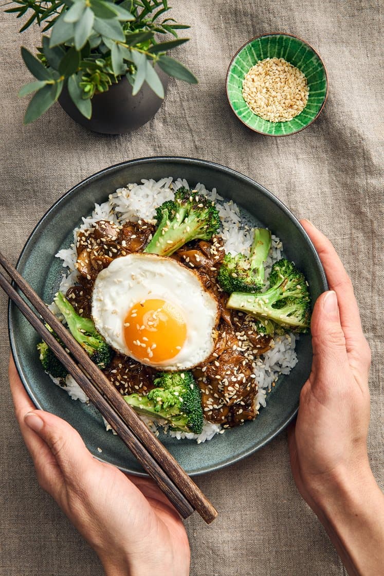 Sieniyakiniku kananmunan ja seesamilla paistetun parsakaalin kanssa