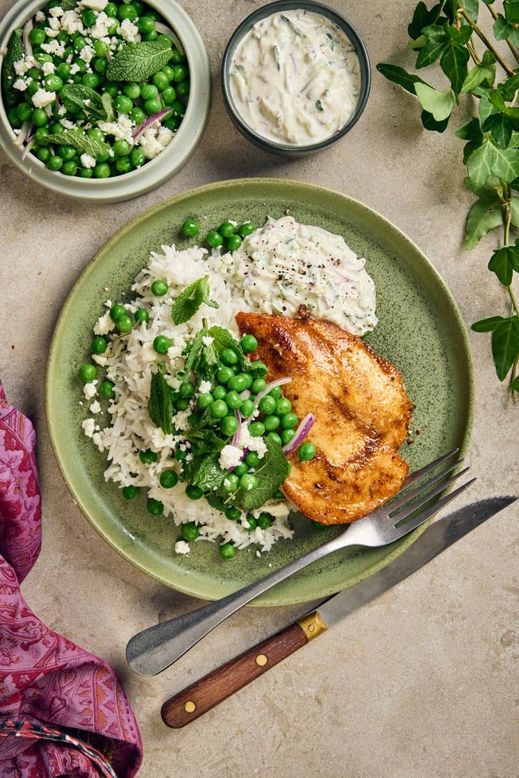 Tandoori-maustettu kana raitan ja herne-minttu-fetajuustosalaatin kanssa