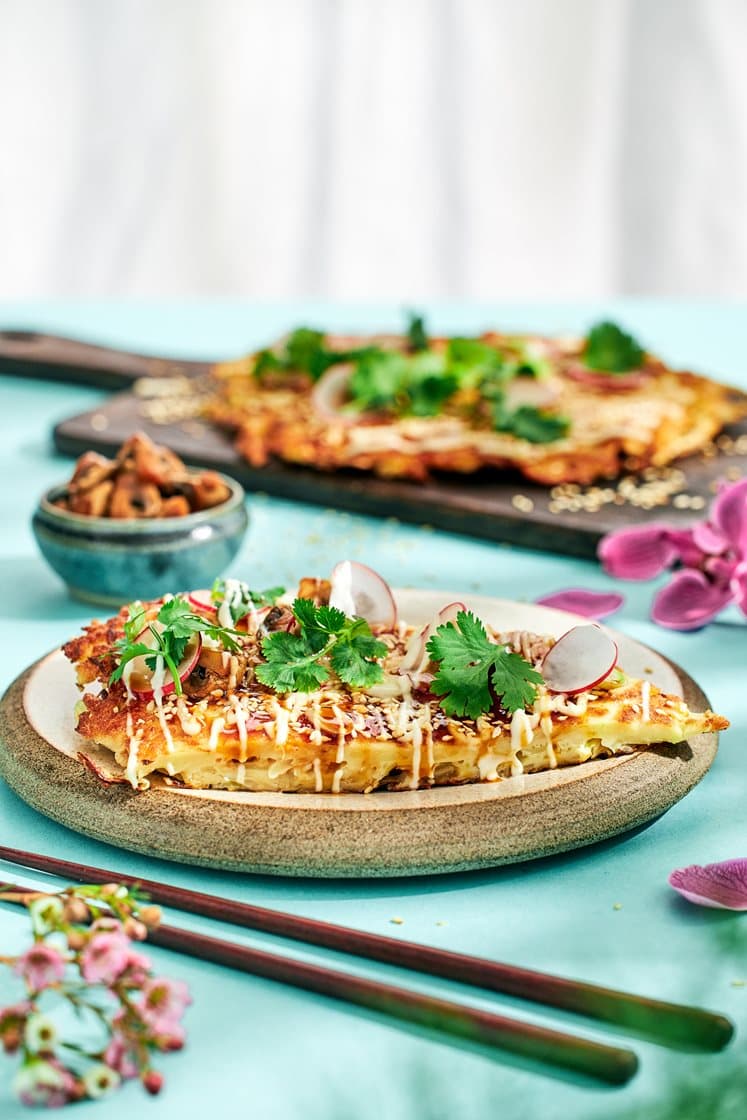 Okonomiyaki - japanilainen kaalipannukakku soijapikkelöityjen sienien, paahdettujen seesaminsiementen ja kevätsipulin kanssa
