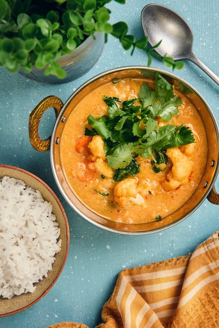 Nopea kasviscurry limen, korianterin, kookosmaidon ja jasmiiniriisin kanssa