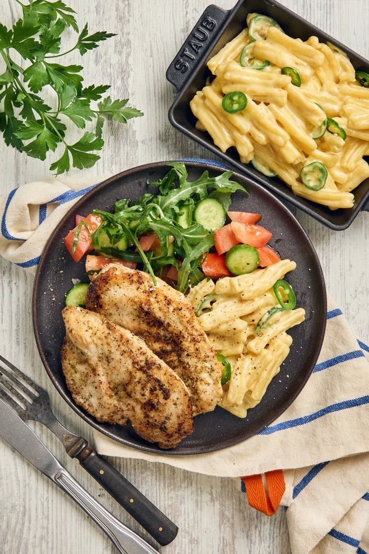 Kermainen mac and cheese jalapeñolla, persilladessa paistettua kanaa ja rucolaa