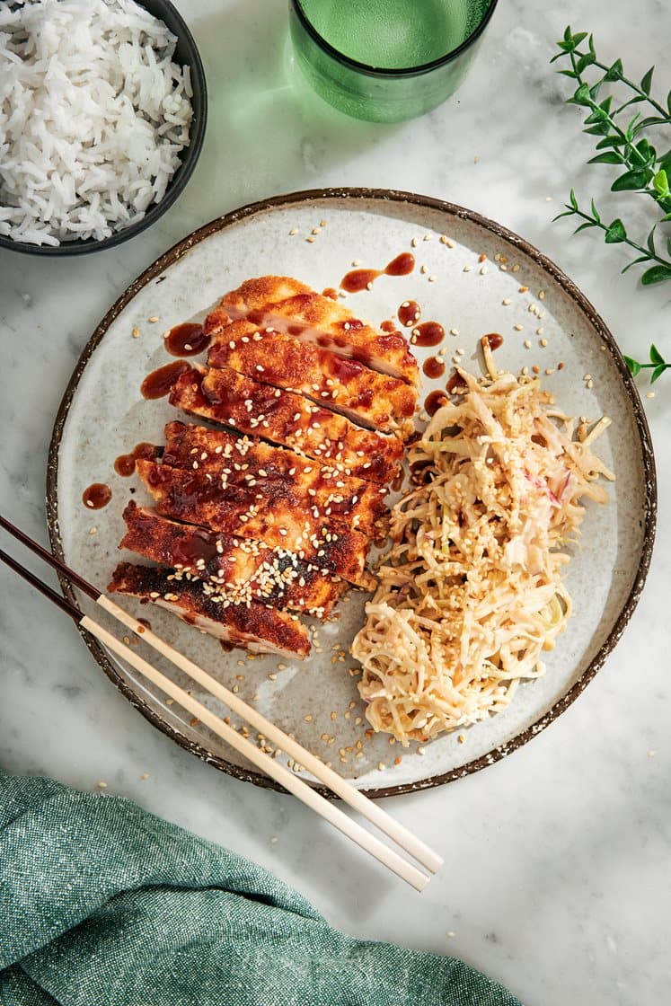 Torikatsu - Rapea kana aasialaisen coleslaw'n, seesaminsiementen ja jasmiiniriisin kanssa