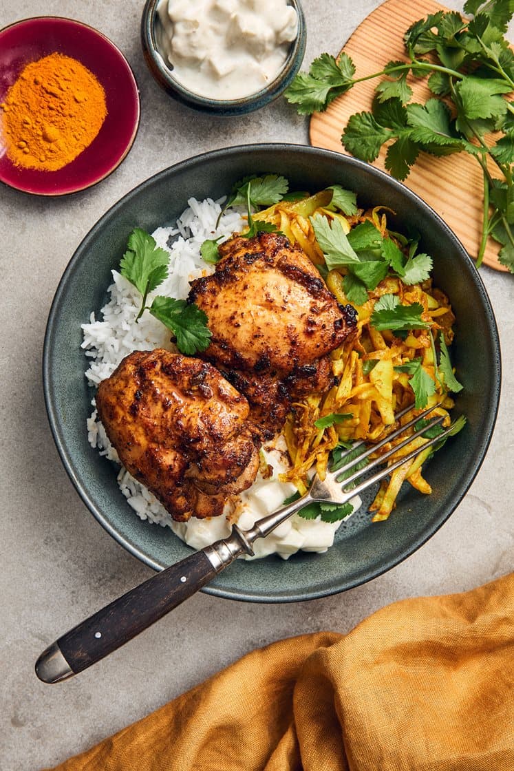 Garam masala -kana omenaraitan ja currypaistetun kaalin kanssa