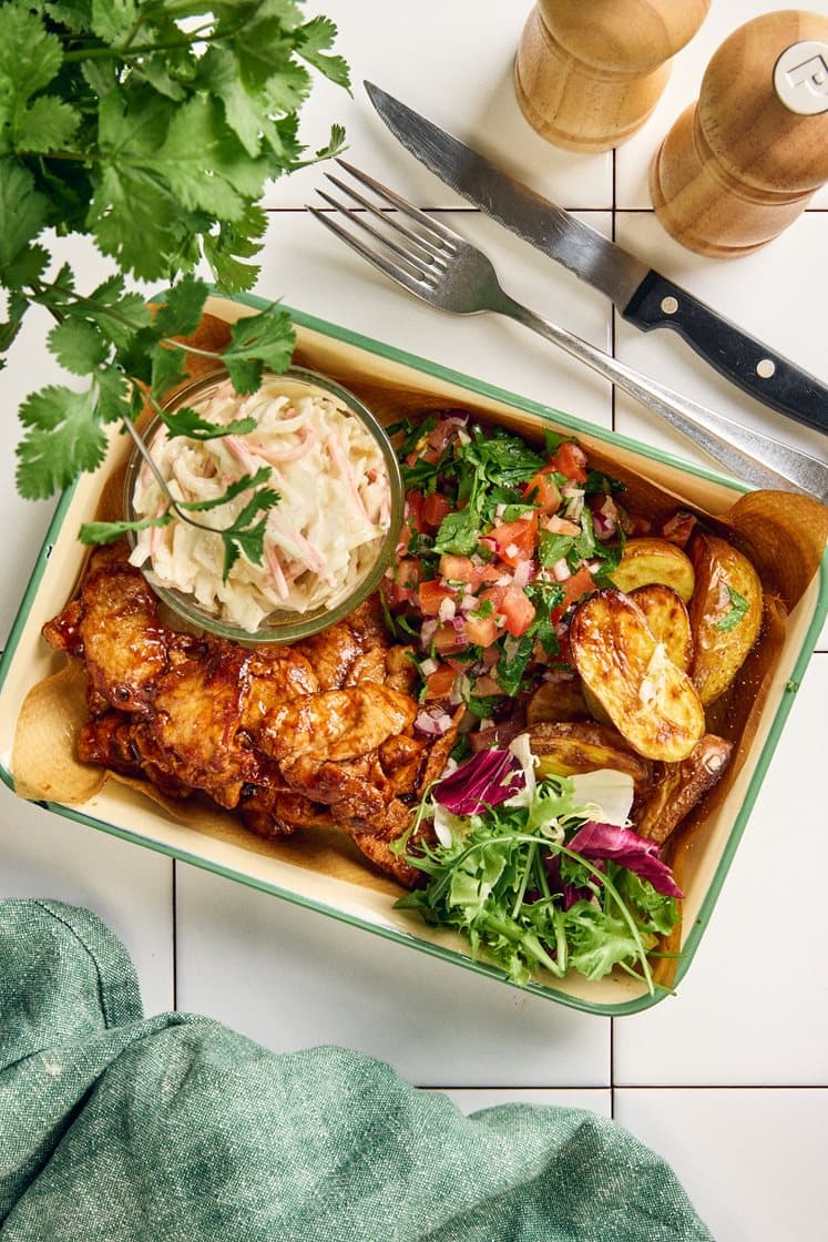 BBQ-paistettu possu paahdettujen perunoiden, tomaattisalsan ja coleslaw'n kanssa