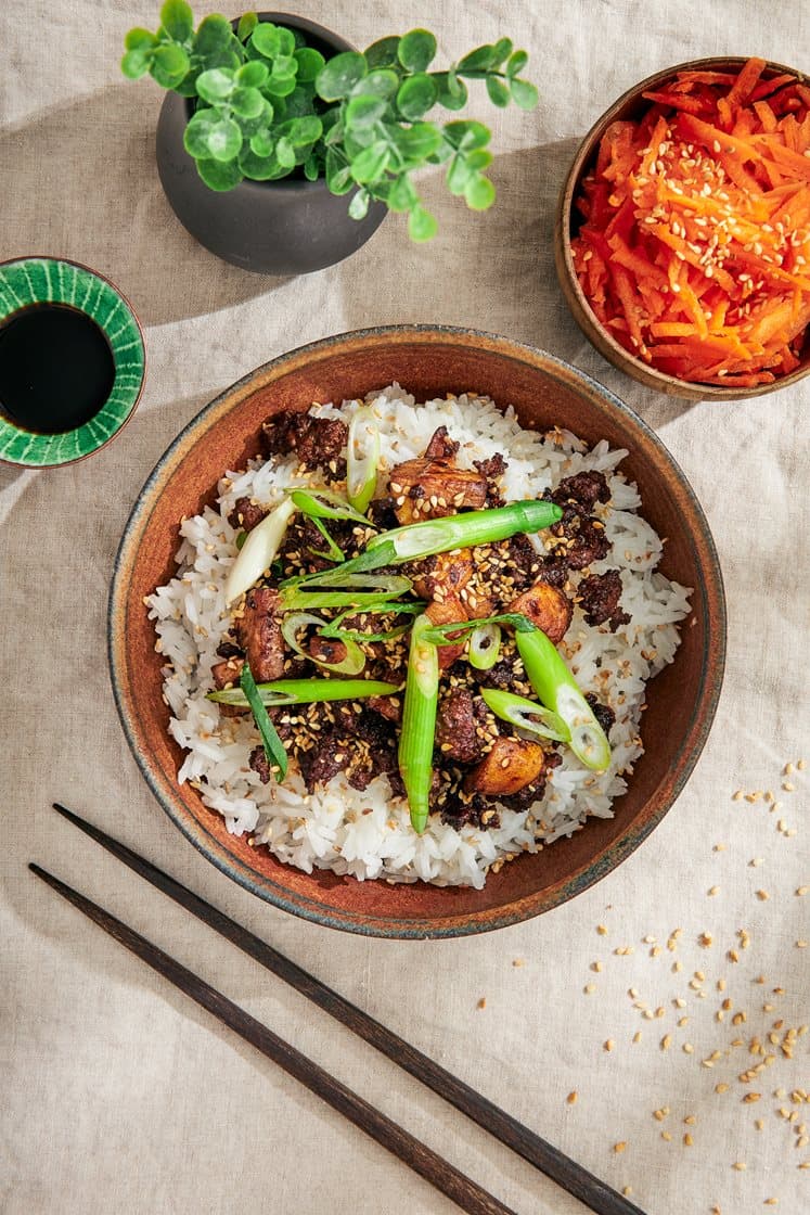 Dan dan rice bowl kevätsipulilla ja hapanimelillä porkkanoilla