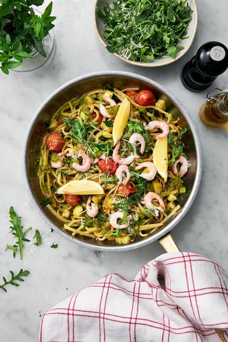 Pastapesto, katkaravut, rucola, kirsikkatomaatit ja parmesaani