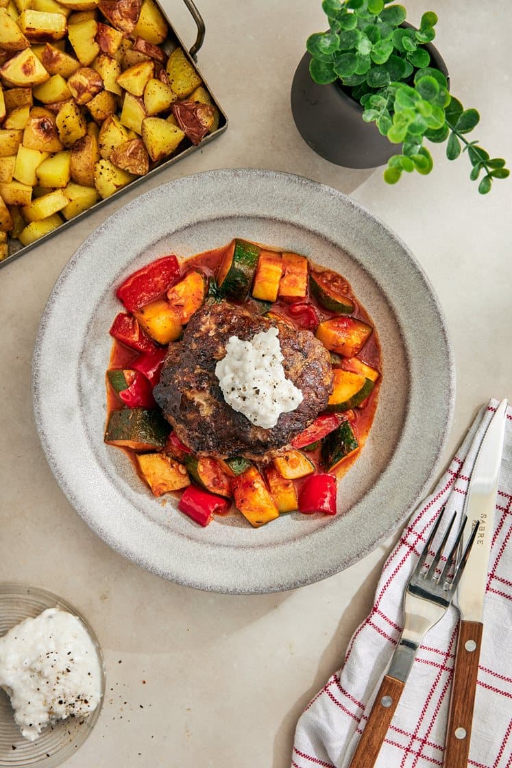Timjamilla maustetut jauhelihapihvit, ratatouille ja chèvrekreemi