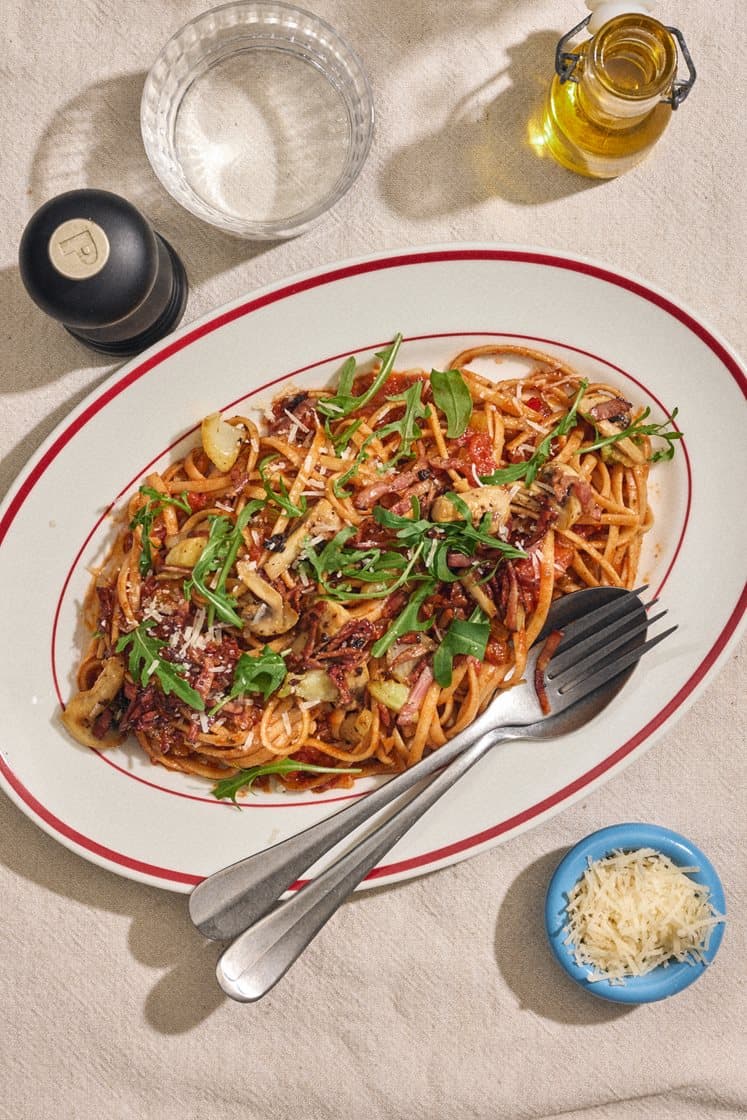 Pasta integrale all'arrabbiata – täysjyväpasta tulisella tomaattikastikkeella ja kalkkunapekonilla