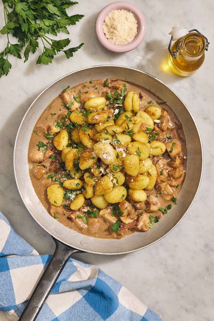 Rapea perunagnocchi sienikastikkeella, parmesaanilla ja kalkkunapekonilla