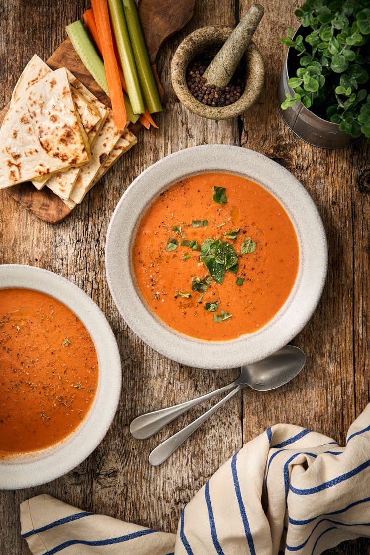 Tomaattikeittoa tuoreen oreganon ja quesadillojen kanssa