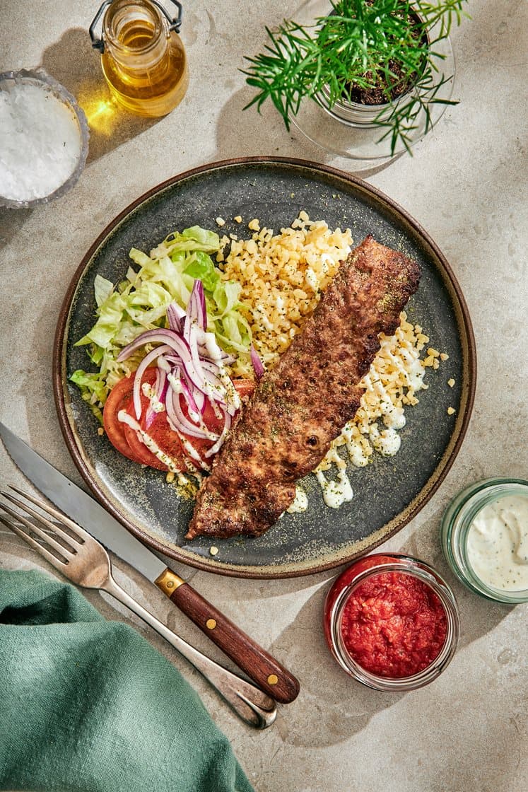 Kebab ja valkosipulikastike, tomaattisalsa ja bulgur