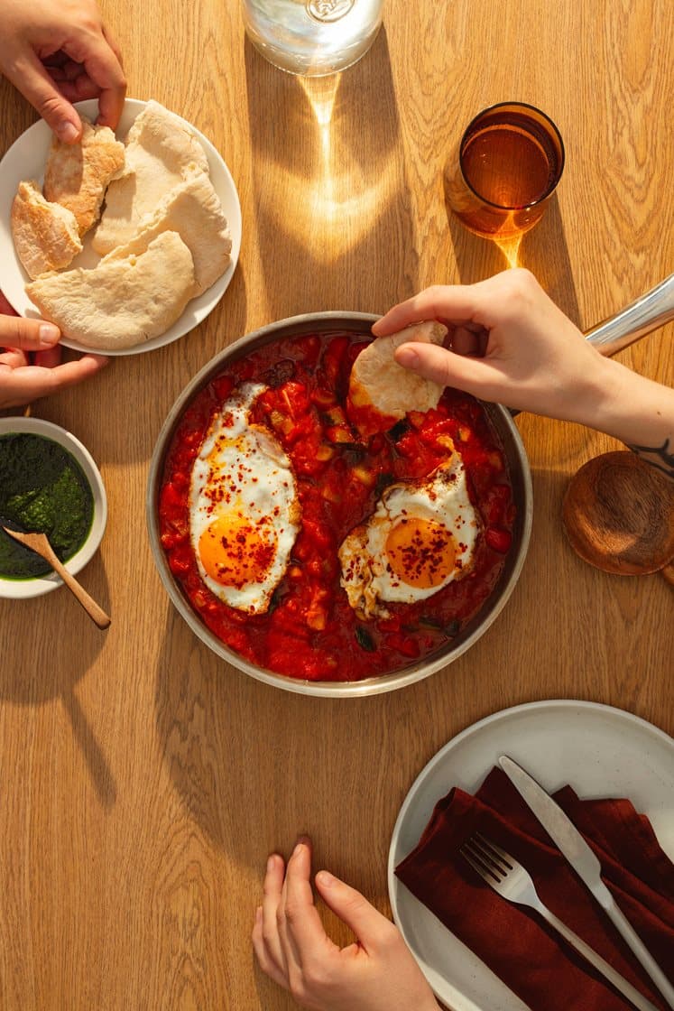 Pisto con huevos, Tomaattipata kasviksilla, kananmunilla, yrttiöljyllä ja leivällä