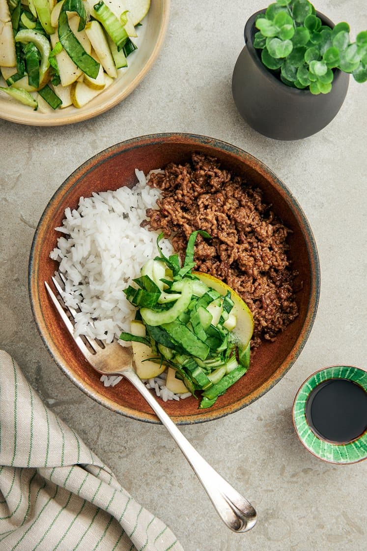 Seesamilla ja inkiväärillä paistettu jauheliha limen ja pak choi -ja päärynäsalaatin kanssa