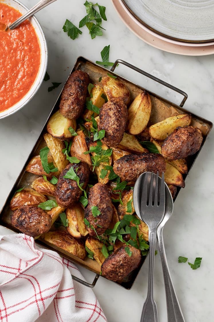 Cevapcici paahdetun ajvar-kastikkeen ja lohkoperunoiden kanssa