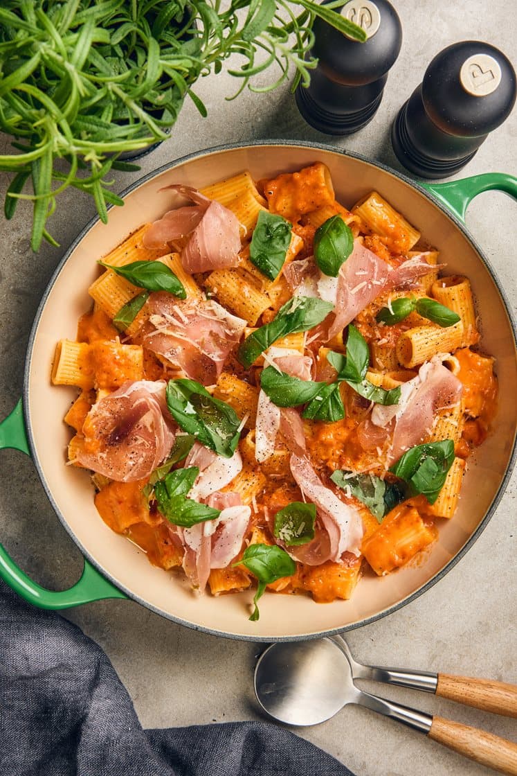 Mezze maniche prosciuton, paprika- ja tomaattikastikkeen ja basilikan kanssa