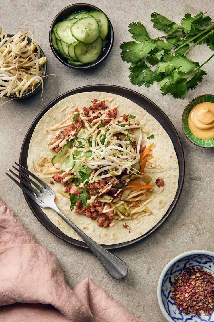 Tacot aasialaisella jauhelihalla, limellä maustetulla kurkkusalaatilla ja ponzu-coleslaw'lla