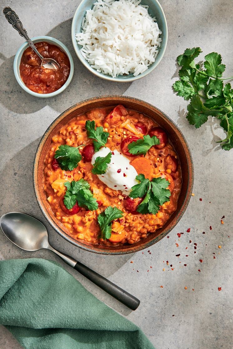 Nopea intialainen dhal jogurtin, mangochutneyn ja korianterin kanssa