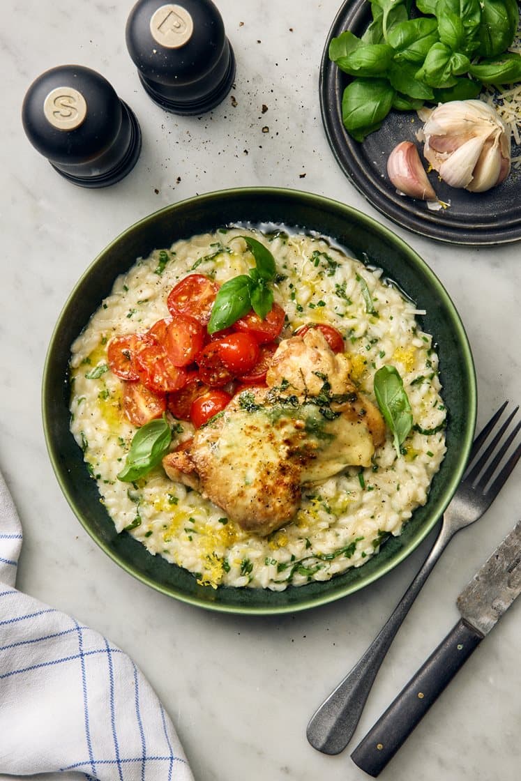 Mozzarellalla gratinoitu Bjäre-kana, basilikaa ja kermaista yrttirisottoa