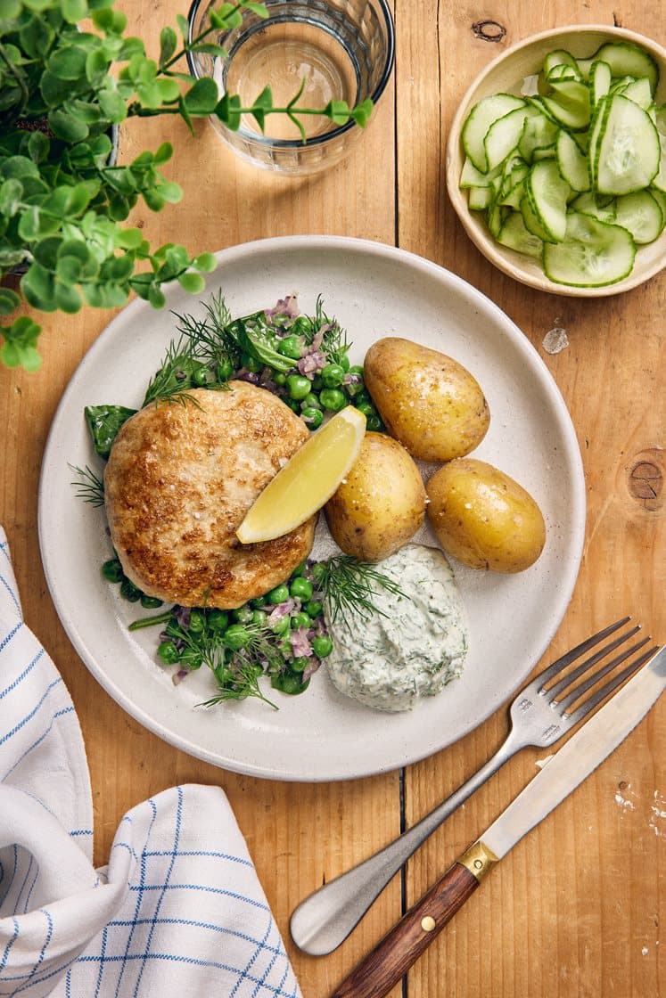 Clarias-pihvit tillijogurtin, vihreiden herneiden ja perunoiden kanssa