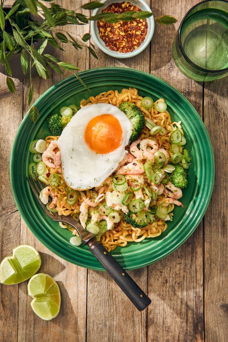 Chow mein katkaravuilla ja paistetulla kananmunalla