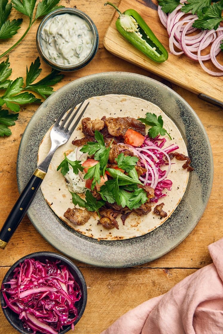  Villisikakebab, jalapeñotsatsiki, punakaali ja tomaatti-persiljasalaatti