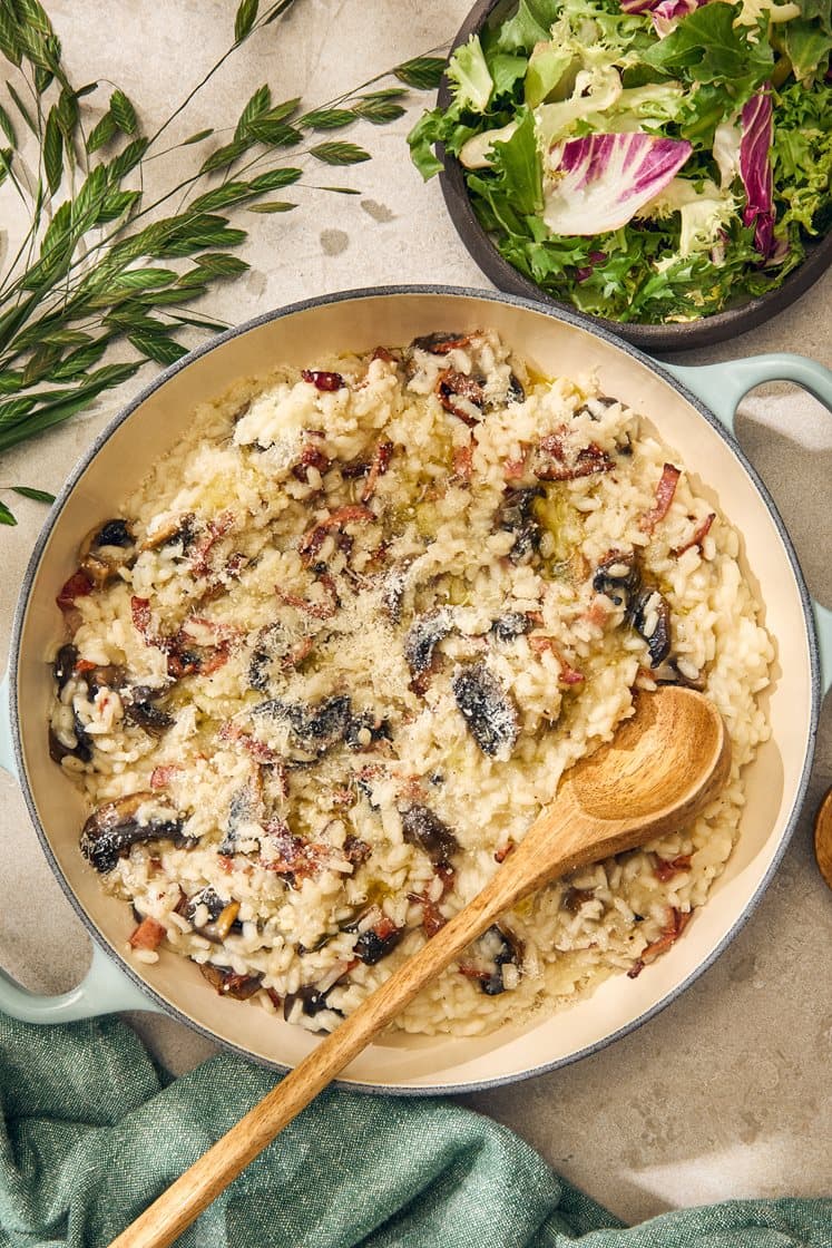 Italialainen sienirisotto, kalkkunapekonia, parmesaania ja salaattisekoitusta