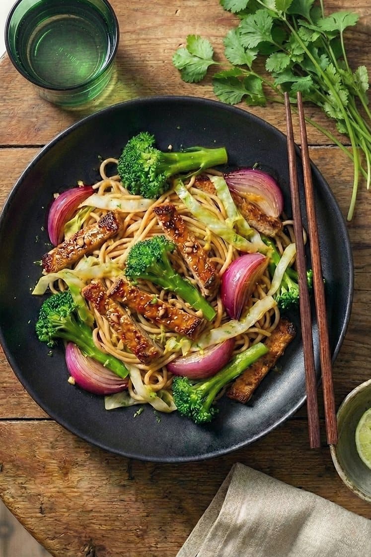 Asia pork noodles – wokattu porsaankyljys nuudelien ja pak choin kanssa