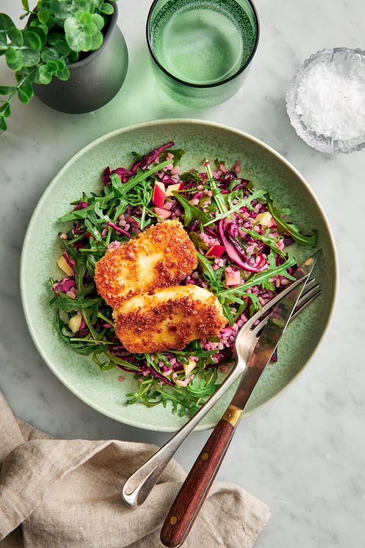 Pankopaneerattu pannoumi sitruunakastikkeella maustetun punakaalibulgurin kanssa