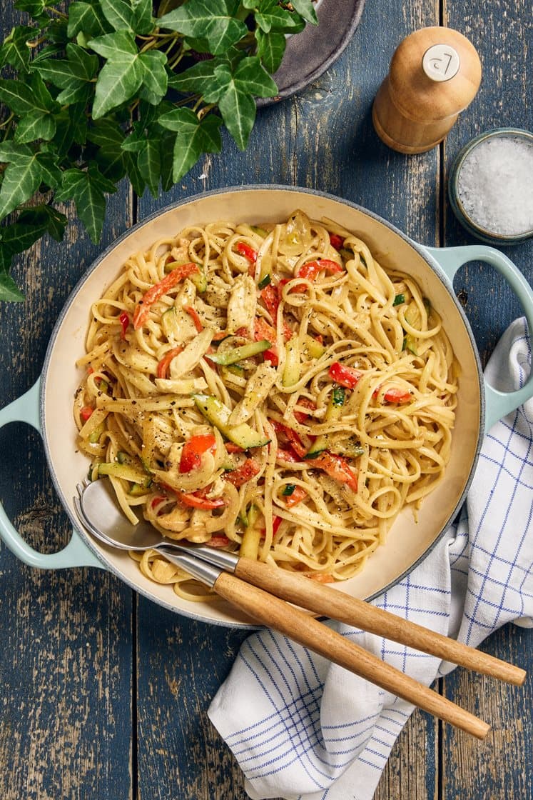 Kanapasta paprikalla, kesäkurpitsalla ja currylla