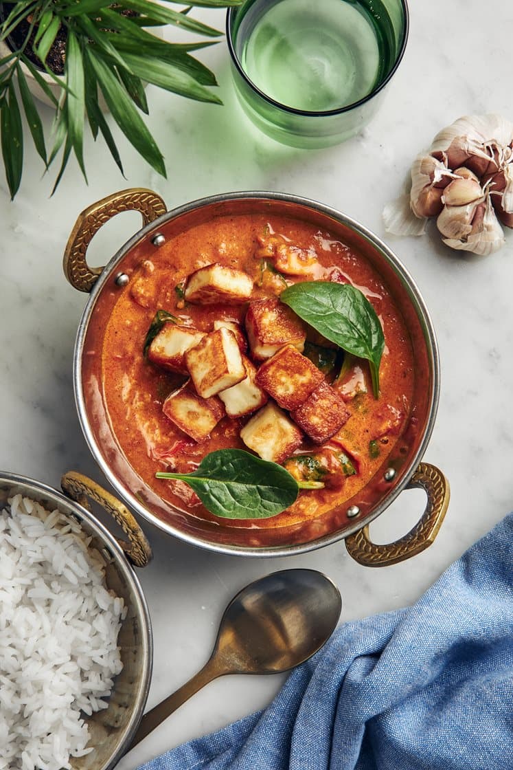 Tikka masala pannoumin ja babypinaatin kanssa