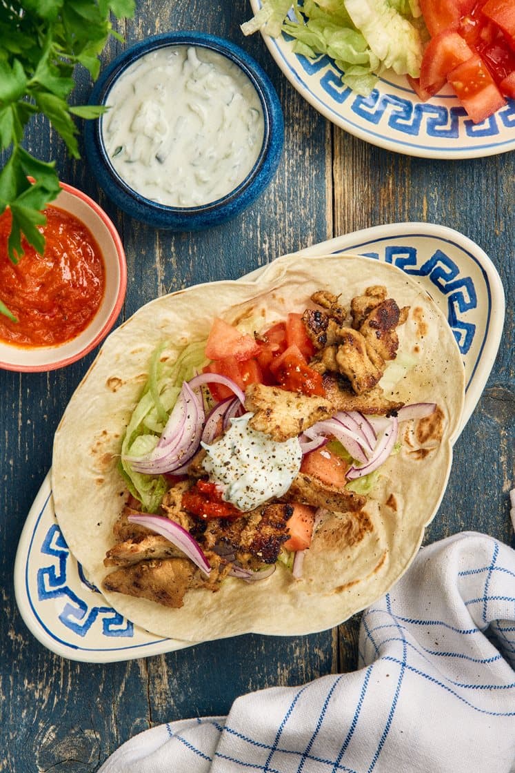 Possugyros, valmiin tsatsikin ja tortillaleivän kanssa