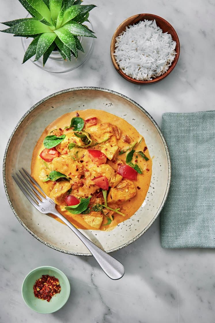 Palak chicken tuoreella pinaatilla, tomaatilla ja basmatiriisillä