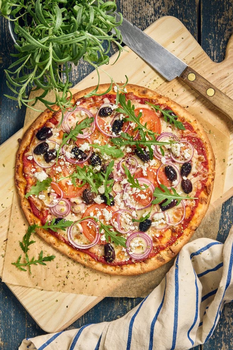 Kreikkalainen pizza, fetajuusto ja kalamata-oliivit