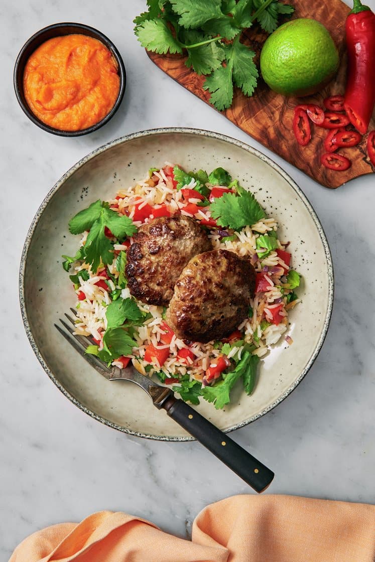 Possujauhelihapihvit bataattikreemin sekä paprika- ja korianteririisin kanssa