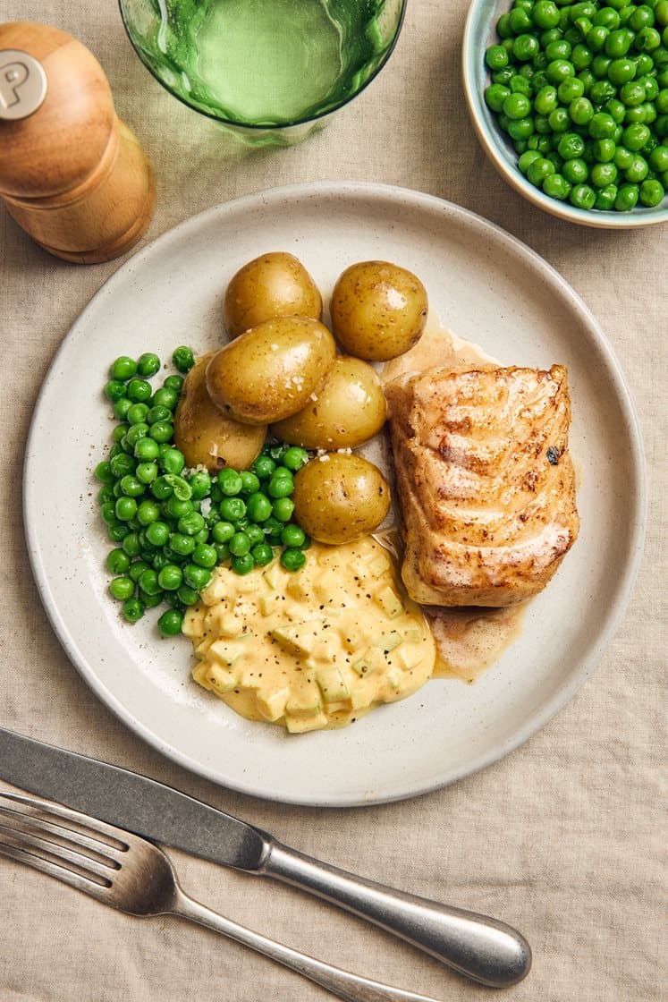 Voissa paistettu kolja vihreiden herneiden ja omena-currykastikkeen kanssa