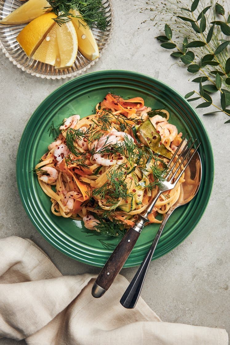 Kermainen linguine katkarapujen, kesäkurpitsan, tillin ja sitruunan kanssa