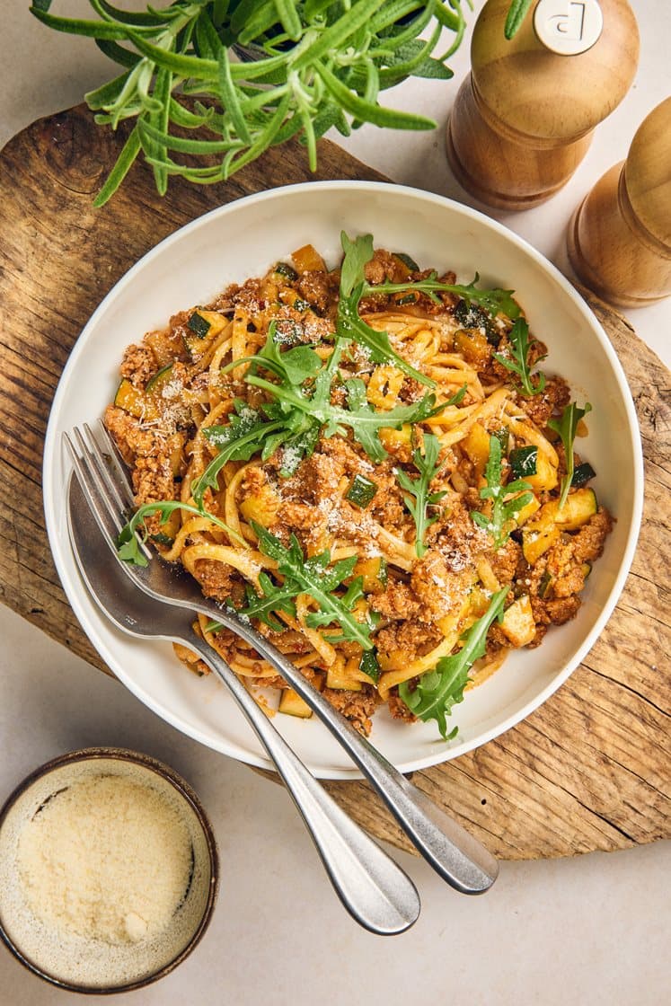Linguine di tacchino – kalkkunanjauhelihapasta, kesäkurpitsa, valkosipuli ja parmesaani
