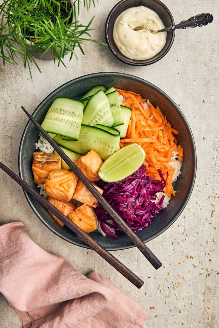 Poké bowl lohen, makeanhappaman punakaalin ja limeaiolin kanssa