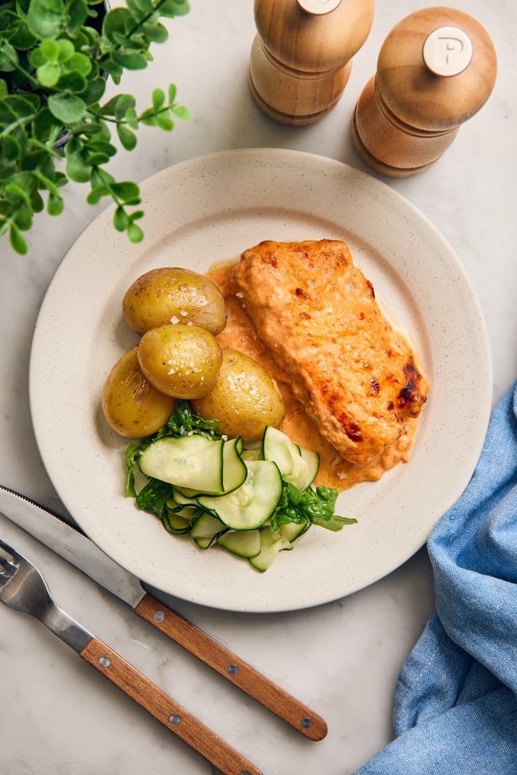 Ajvar- ja parmesaanigratinoitu seiti sitruuna- ja kesäkurpitsasalaatin kanssa