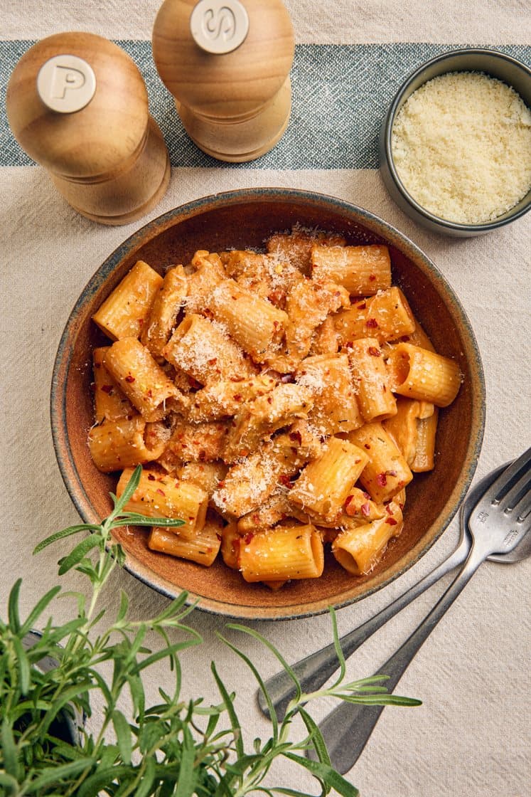 Kermainen tomaattipasta kanalla, kermalla ja parmesaanilla