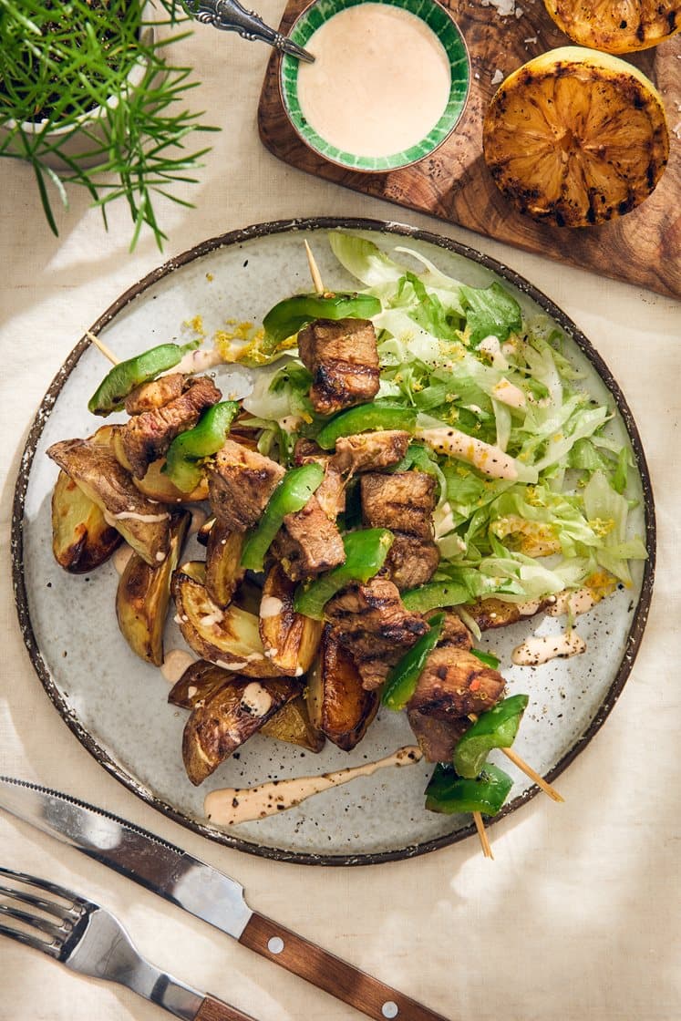 Possusouvlaki, paprika, kebabkastike ja sitruuna