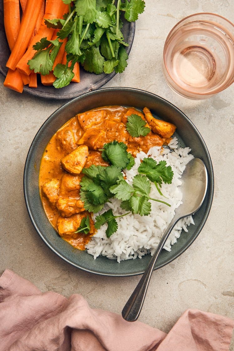 Butter chicken korianterin ja basmatiriisin kanssa