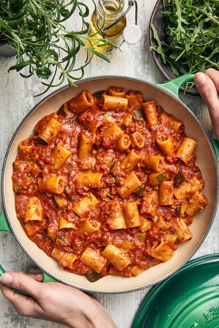 One pot pasta salsiccialla ja parmesaanilla