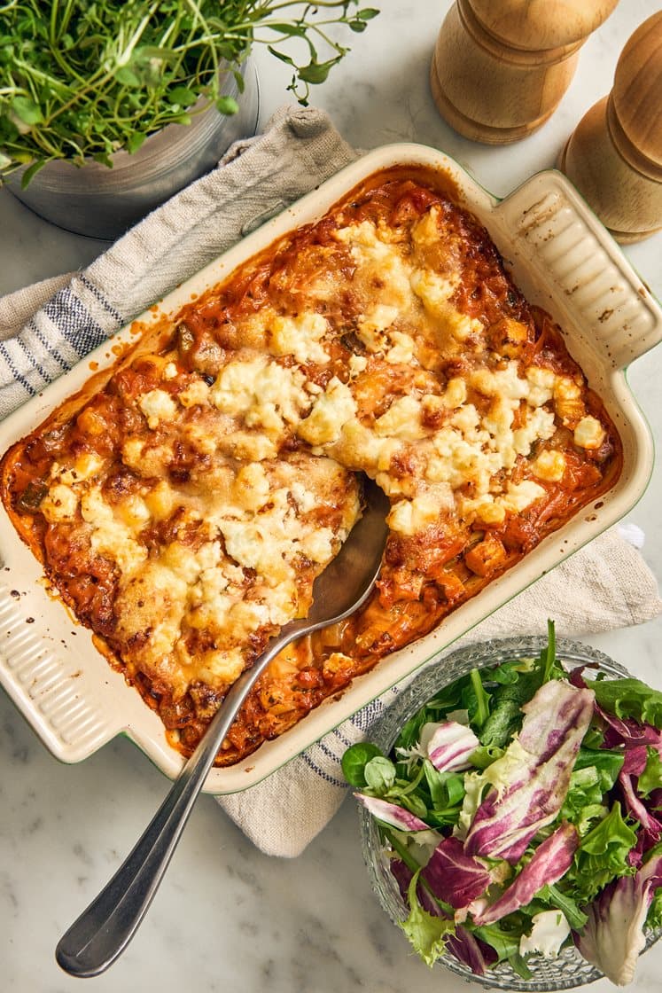 Kasvislasagne, fetajuusto ja salaattisekoitus