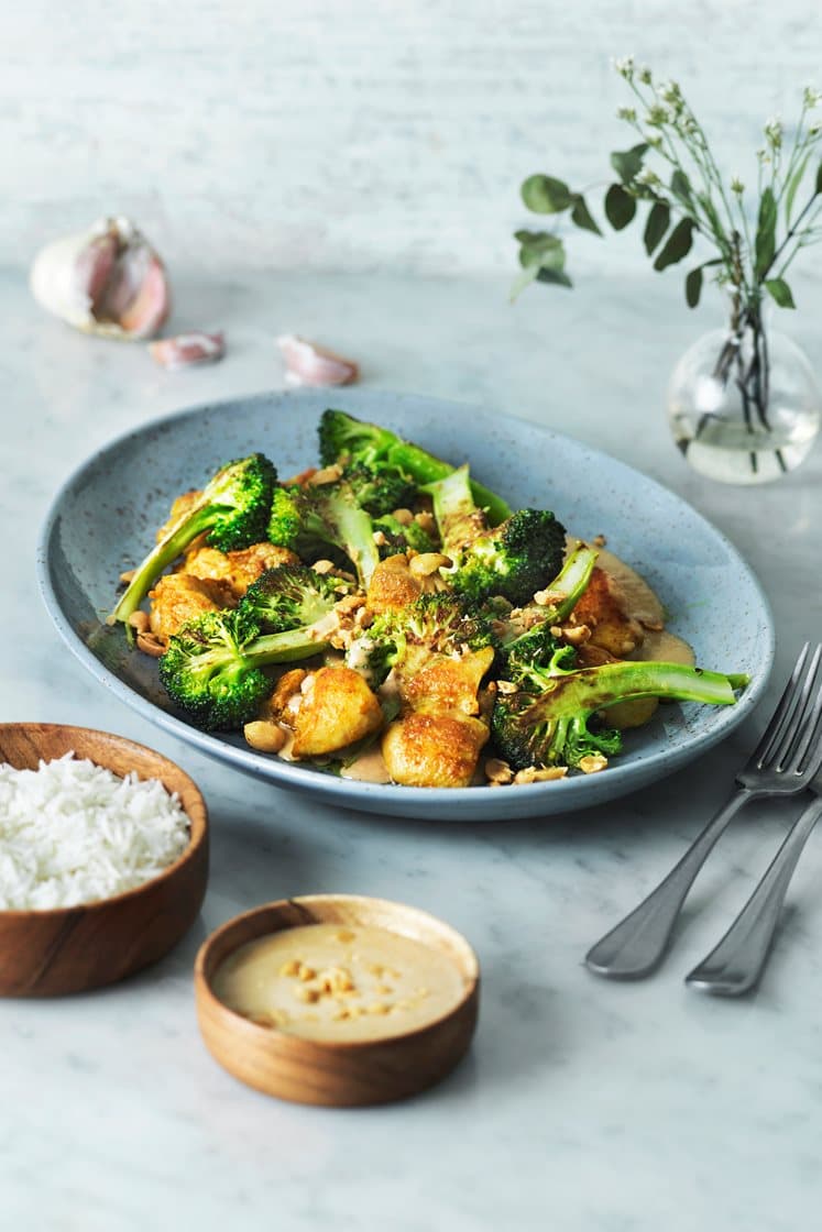 Chicken satay - currypaistettu kana maapähkinäkastikkeen ja parsakaalin kanssa