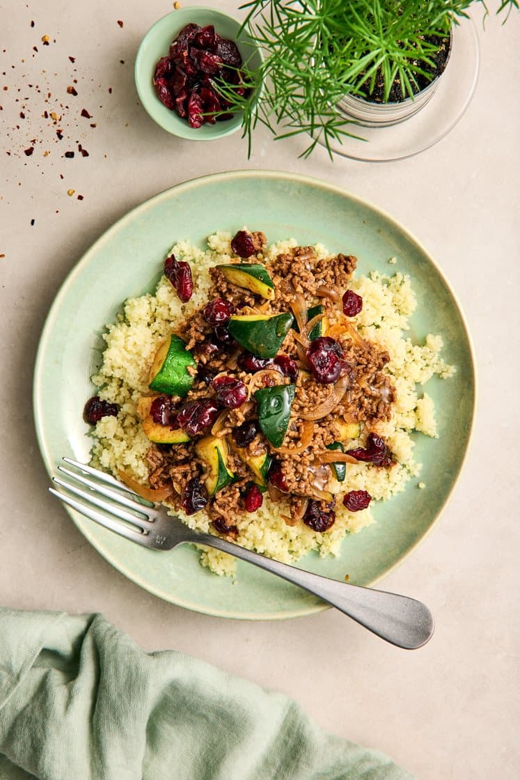 Orientaalinen jauhelihapata ras el hanoutilla ja kuivatuilla karpaloilla