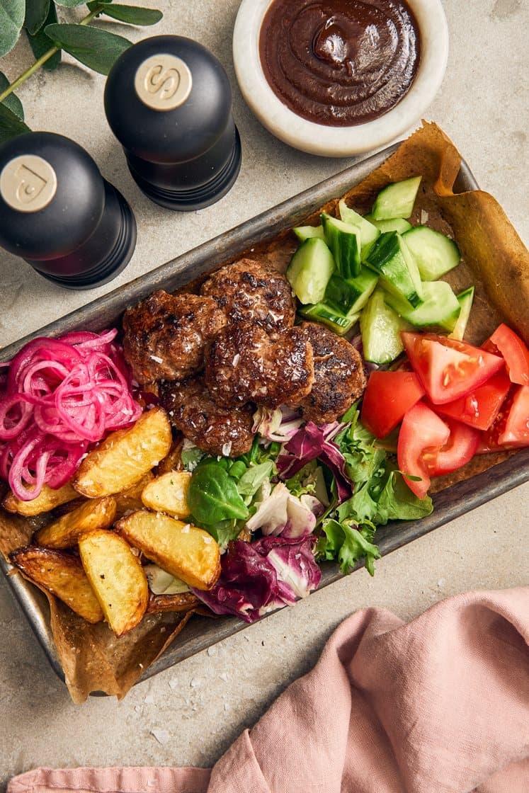 Burgerbowl pikkelöidyn punasipulin ja kasvisten kanssa