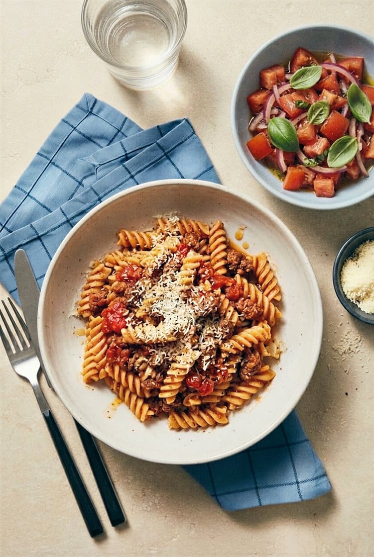 Gluteeniton pasta ja valmis bolognesekastike, parmesaania sekä tomaatti-basilikasalaattia