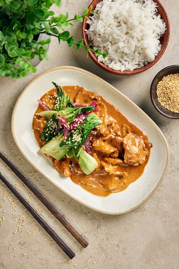 Kermainen aasialainen possupata ja spicy umami, jasmiiniriisi ja seesamilla paistettu pak choi
