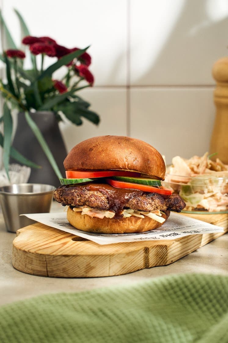 Smashburgerit kermaisen coleslaw'n ja BBQ-kastikkeen kanssa